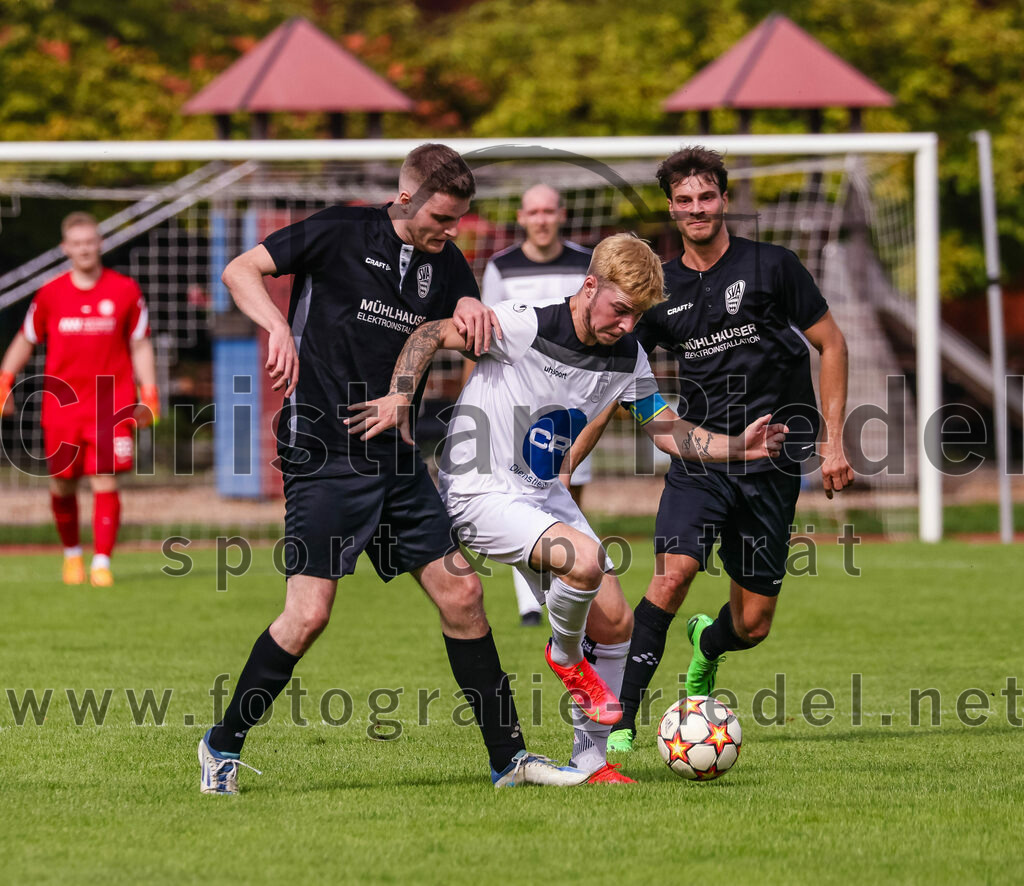 2023-09-03_090_SV_Anzing_gegen_TSV_Ottobrunn | Anzing, Deutschland, 03.09.2023:
Fußball, Kreisliga 2023 / 2024, Testspiel, 3. Spieltag, Endergebnis: 3:0

Gabriel Thul (SV Anzing, #14), Michael Kapeller (TSV Ottobrunn, #18), Kilian Blumberg (SV Anzing, #8)

Foto: Christian Riedel / fotografie-riedel.net