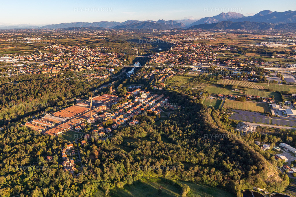 Aerial view: View of the town in Capriate San Gervasio in the state Bergamo, Italy. – Photo: IMG_134485.jpg taken on 09/19/2022 by Werner Riehm/FLY-FOTO.com – Resolution of the original: 4202 x 2801 px