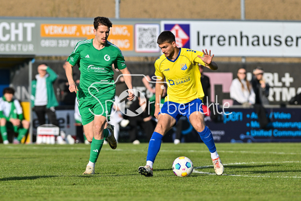 FC Pipinsried - TSV Grünwald | im Duell Alessandro CAZORLA (TSV Gruenwald 9) und Sefan ILIC (FC Pipinsried 4) / Zweikampf / Bayernliga Sued: FC Pipinsried - TSV Gruenwald, Kuechenstadel Arena am 11.04.2025