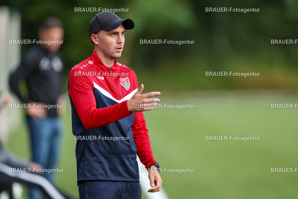 1_KFCWAT_20250723_0953.JPG -  - KFC Uerdingen - SG Wattenscheid 09 - Testspiel | Krefeld, Deutschland, 23.07.25: Trainer Julian Stöhr (KFC Uerdingen) gestikuliert, Gestik waehrend des Testspiel Spiels zwischen KFC Uerdingen - SG Wattenscheid 09 in der Covestro Sportpark am 23. July 2025 in Krefeld, Deutschland. (Foto von Stefan Brauer/Brauer-Fotoagentur)