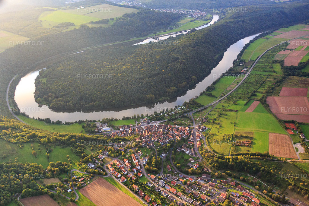 Luftbild: Dorf an der Mainschleife im Ortsteil Urphar in Wertheim im Bundesland Baden-Württemberg in Deutschland. Foto: IMG_073631.jpg vom 26.09.2014 durch Werner Riehm/FLY-FOTO.de