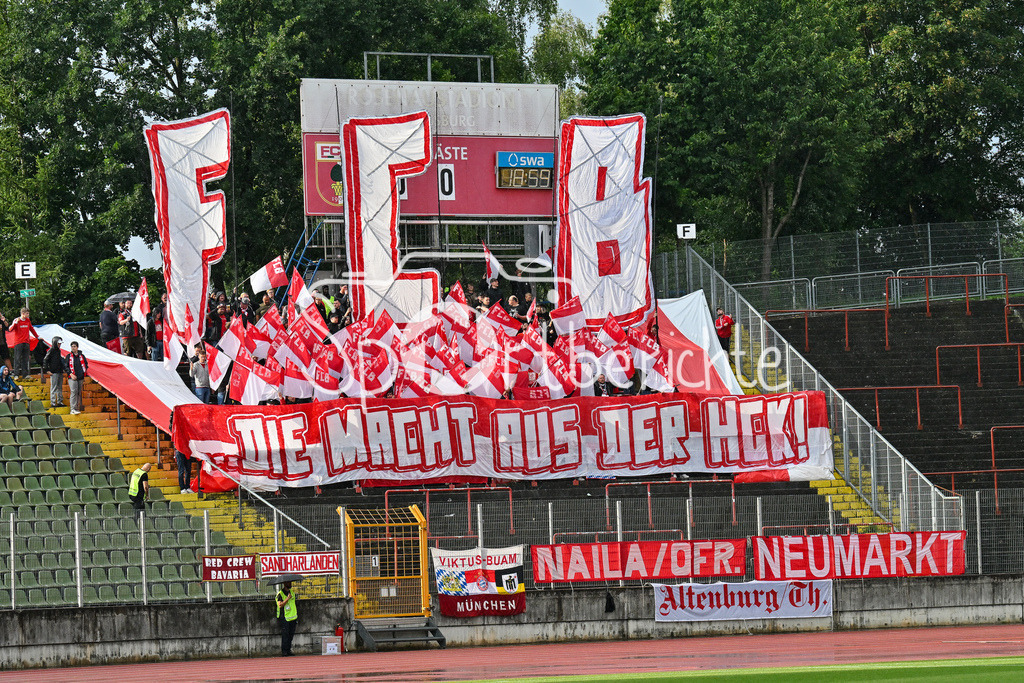 FC Augsburg II - FC Bayern Amateure | Die Fans der Bayern Amateure haben eine Choreo zu Spielbeginn vorbereitet / Regionalliga Bayern: FC Augsburg II - FC Bayern Muenchen II, Rosenaustadion am 25.07.2025