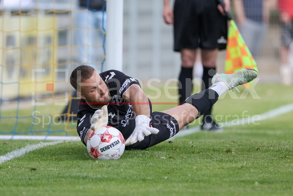 Fussball, Aufstiegsrunde Regionalliga Nord, SV Todesfelde - Blumenthaler SV | Fabian Landvoigt (Torhüter, Torwart, SV Todesfelde, 1) beim obligatorischen Elfmeterschießen nach dem Spiel