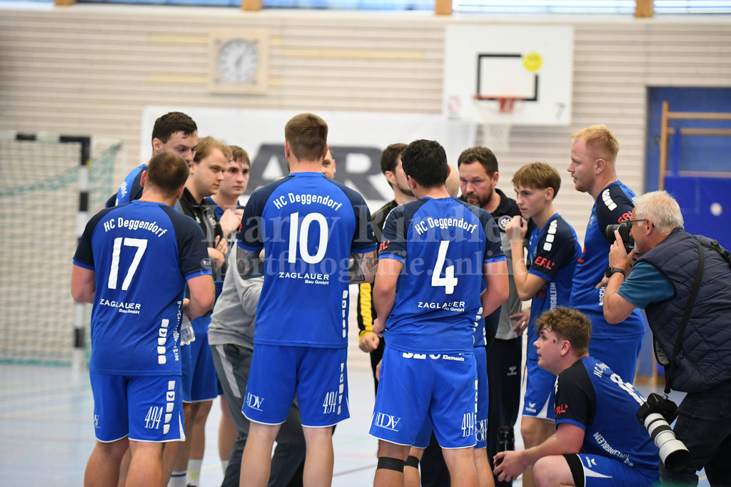 HC Deggendorf : TSV Taufkirchen/Vils | HC Deggendorf bei der Besprechung - Realisiert mit Pictrs.com