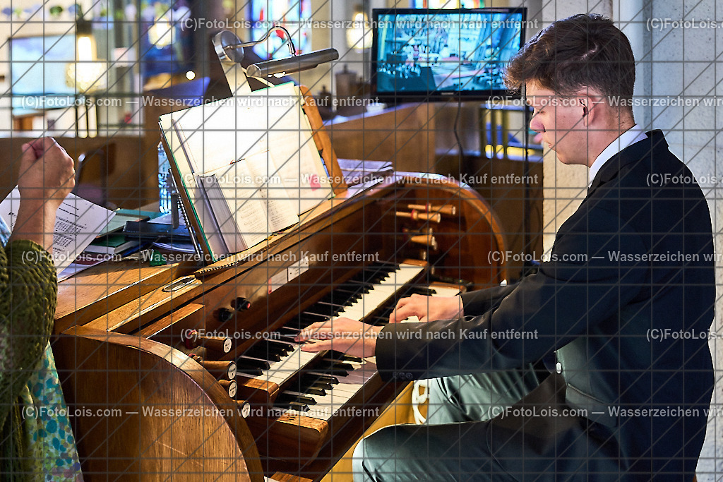 ALP1252_PfarrFirmung Wieselburg_Firmling an Orgel | (C)FotoLois.com, Alois Spandl, Firmung in der Pfarrkirche Wieselburg mit Generalvikar Dr. Christoph Weiss, Dechant Pfarrer Daniel Kostrzycki und Monignore Franz Dammerer, Sa 15. Juni 2024.