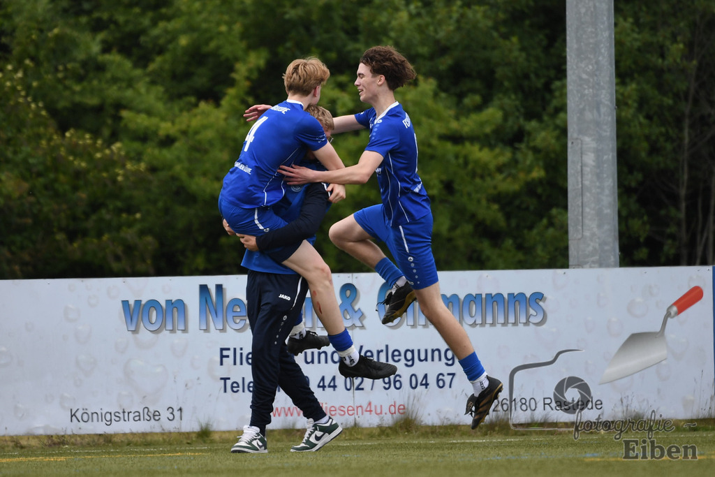 FC Rastede-JSG Esens/Dornum | B-Jugend Bezirksliga; FC Rastede (blau)-JSG Esens/Dornum (weiß) am 24.05.2025 in Rastede (Sportanlage Kötterswegs), Photo: Philip Eiben 2025 - Realisiert mit Pictrs.com