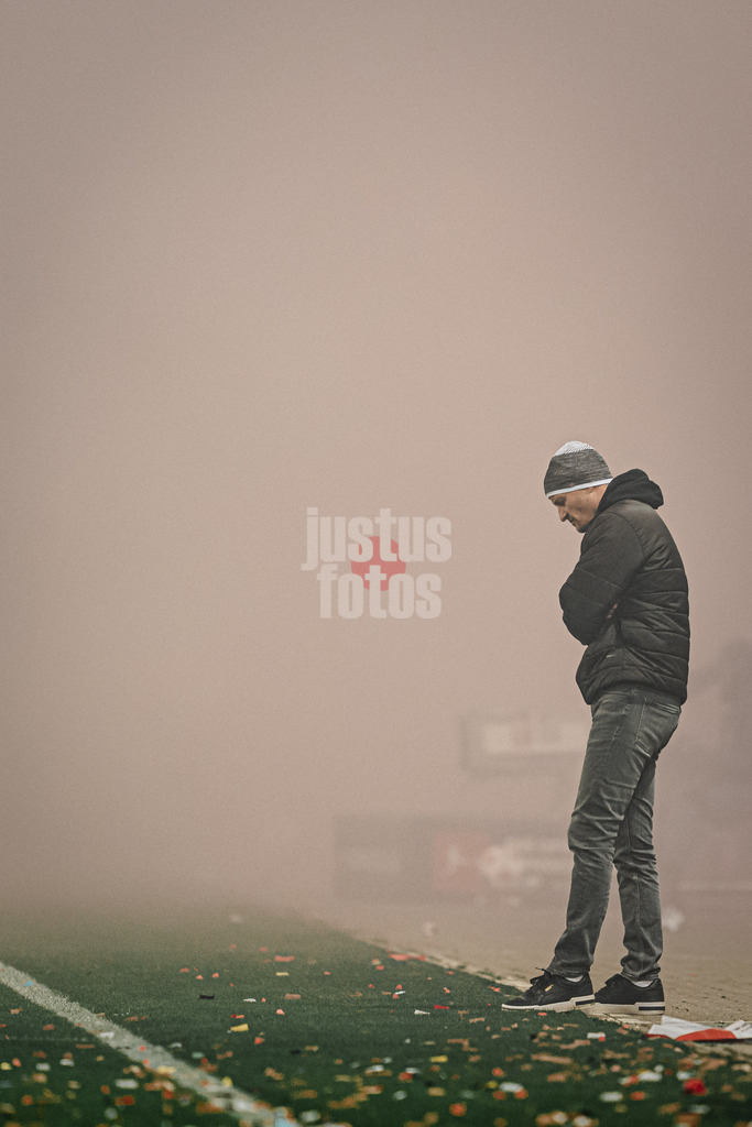 Fußball | Männer | Saison 2025/2026  | Fußball-Bundesliga | 11. Spieltag | FC St. Pauli vs. 1. FC Union Berlin | 23.11.2025 | Alexander Blessin (Trainer, FC St. Pauli) im Rauch