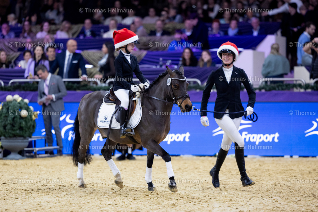 TH_48 Bruno_ Carlotta Siemer_23670 | 48 Bruno, Carlotta Siemer beim Festhallen Reitturnier Frankfurt 2024 am 21.12.24 in Frankfurt, Festhalle