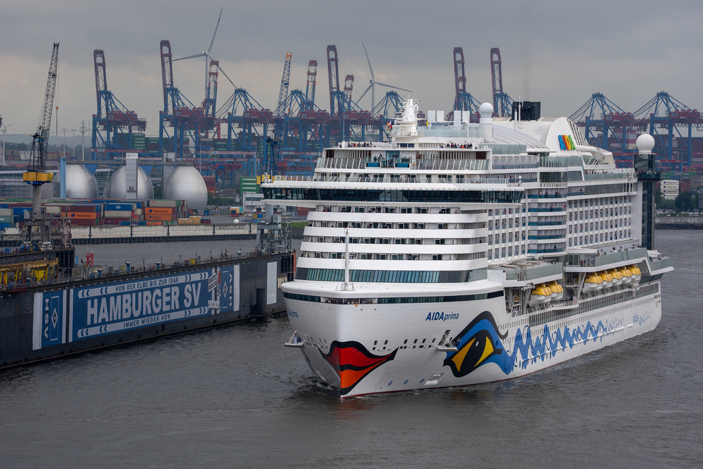 AIDA + HSV | AIDAprima vor dem HSV Schal am Dock - Realisiert mit Pictrs.com