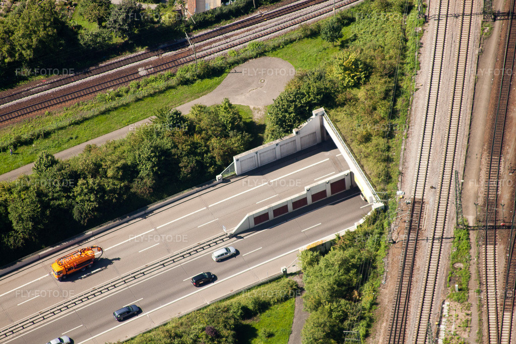 Luftbild: Ein- und Ausfahrt des Edeltrud Tunnel der Südtangente die Straße B10 verläuft durch den Tunnel im Ortsteil Beiertheim - Bulach im Ortsteil Beiertheim-Bulach in Karlsruhe im Bundesland Baden-Württemberg in Deutschland. Foto: IMG_32042.jpg vom 20.08.2010 durch Werner Riehm/FLY-FOTO.de