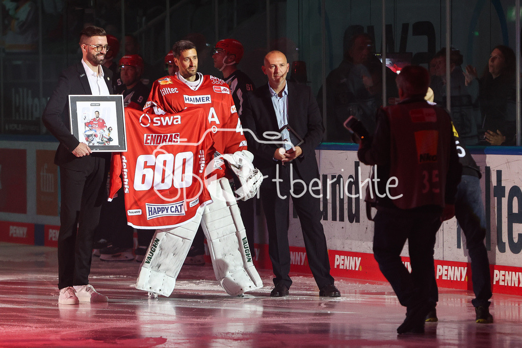 Augsburger Panther - Straubing Tigers | Dennis ENDRAS (AEV #44) wird vor der Partie fuer sein 600stes DEL Spiel geehrt