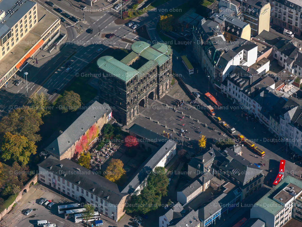 25P0032- | Die Porta Nigra ist ein  früheres römisches Stadttor am Porta-Nigra-Platz und Wahrzeichen der Stadt Trier