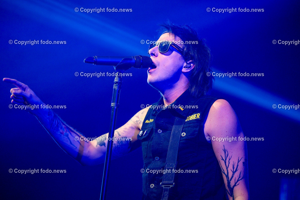 Posthof_ Turbobier_ Konzert_ 15.03.2024-32 | 15.03.2024, Linz, AUT, Posthof, Konzert Turbobier, im Bild Marco Pogo alias Dominik Wlazny (Saenger, Konzepter und Songwriter,  Gitarrist der oesterreichischen Punk-Rock-Band Turbobier, weiters Politiker der Bierpartei, Bezirksrat in Wien Simmering, Praesidentschaftskandidat, Arzt, Mediziner)