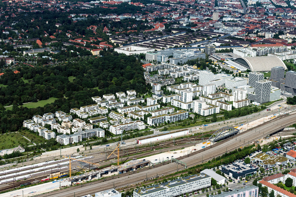 dr__0071876.jpg | MüNCHEN 12.08.2021 Wohngebiet der Mehrfamilienhaussiedlung " Hirschgarten Forum " an der Friedenheimer Brücke im Stadtteil Neuhausen-Nymphenburg in München im Bundesland Bayern, Deutschland. Weiterführende Informationen bei: Allmann Sattler Wappner Architekten GmbH,  HASLREITER GMBH,  HOCHTIEF Aktiengesellschaft AG,  Union Investment Real Estate GmbH,  a+p Architekten. // Residential area of the multi-family house settlement Hirschgarten Forum on Friedenheimer bridge in the district Neuhausen-Nymphenburg in Munich in the state Bavaria, Germany. Further information at: Allmann Sattler Wappner Architekten GmbH,  HASLREITER GMBH,  HOCHTIEF Aktiengesellschaft AG,  Union Investment Real Estate GmbH,  a+p Architekten. Foto: Daniel Reiter