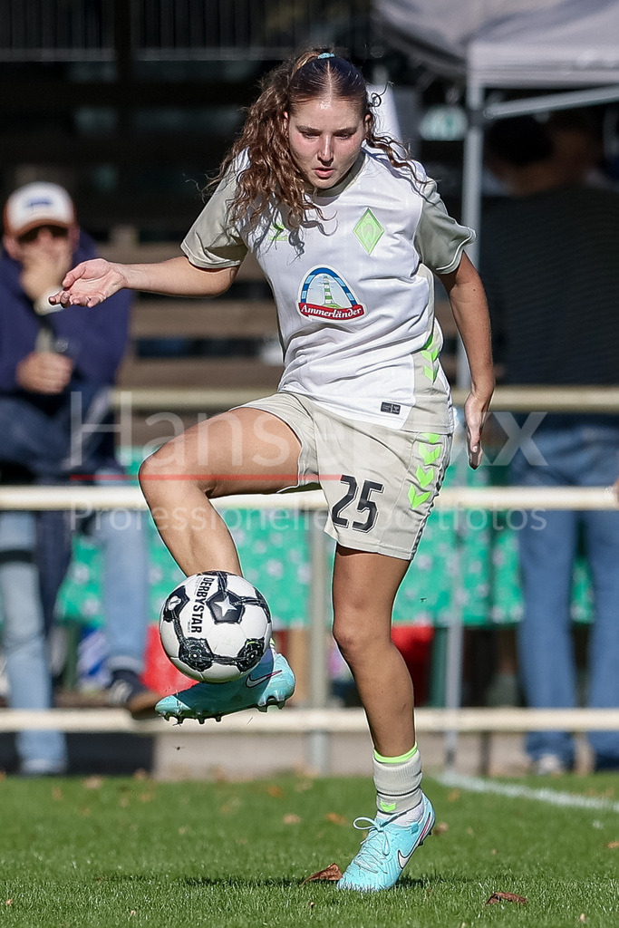 Fussball, DFB-Pokal Frauen, SC Victoria Hamburg - SV Werder Bremen | Lina Szaraz (SV Werder Bremen, 25) am Ball, Freisteller, Einzelbild, Ganzkörper, Aktion, Action, Spielszene, DIE DFB-RICHTLINIEN UNTERSAGEN JEGLICHE NUTZUNG VON FOTOS ALS SEQUENZBILDER UND/ODER VIDEOÄHNLICHE FOTOSTRECKEN. DFB REGULATIONS PROHIBIT ANY USE OF PHOTOGRAPHS AS IMAGE SEQUENCES AND/OR QUASI-VIDEO.