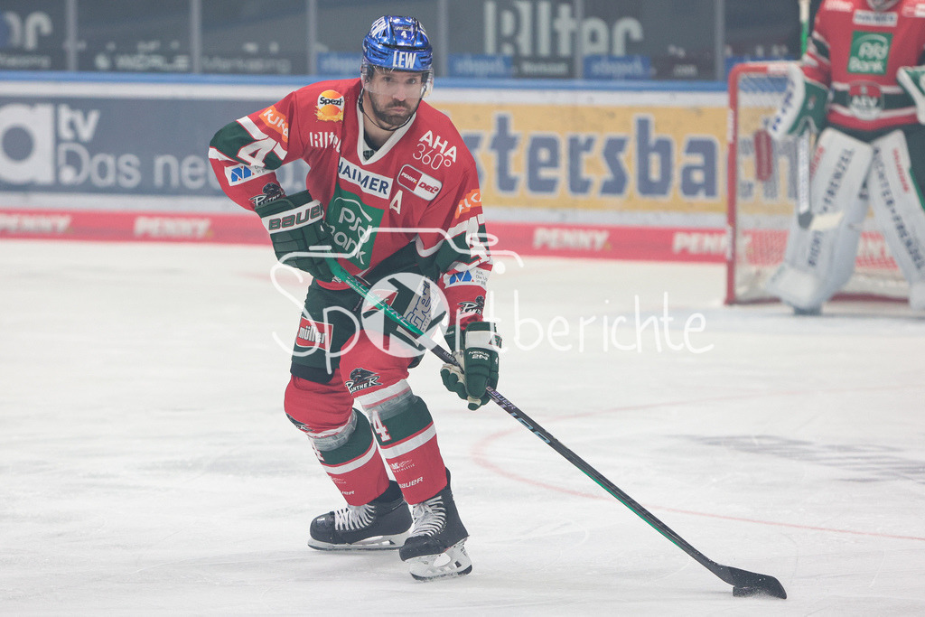 Augsburger Panther - Grizzlys Wolfsburg | Henry HAASE (AEV #4) am Puck