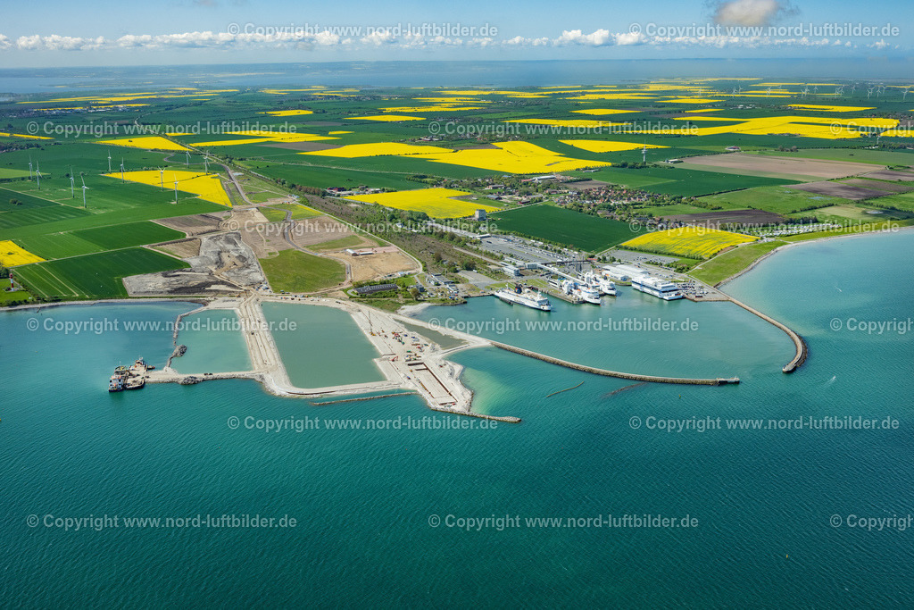 Fehmarn_Puttgarden_Fährhafen_Baustelle_Tunnelbau_ELS_4896150522 | FEHMARN 15.05.2022 Hafenanlagen des Fährhafens und Baustelle des Baus des Fehmarnbelt-Tunnels in Puttgarden auf Fehmarn im Bundesland Schleswig-Holstein, Deutschland. Weiterführende Informationen bei: DB Netz AG,  Deutsche Bahn AG,  Femern A/S. // Port facilities of the ferry port and construction site for the construction of the Fehmarnbelt Tunnel in Puttgarden on Fehmarn in the state Schleswig-Holstein, Germany. Further information at: DB Netz AG,  Deutsche Bahn AG,  Femern A/S. Foto: Martin Elsen