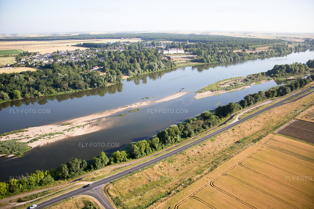 Aerial view: View of the town in Menars in the state Loir et Cher, France. – Photo: IMG_082096.jpg taken on 06/20/2015 by Werner Riehm/FLY-FOTO.com – Resolution of the original: 5472 x 3648 px