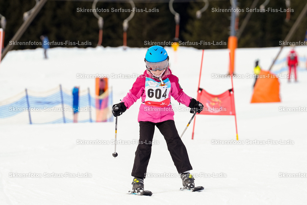SRF_02.01.2026_1052 | Skirennfotos,Serfaus,Fiss,Ladis,Kinderskirennen,Winter,Tirol,Oberland,skirace,SFL,feelfree,weil wir's genießen,ski,Ski,skifahren,Sonnenplateau, - Realisiert mit Pictrs.com