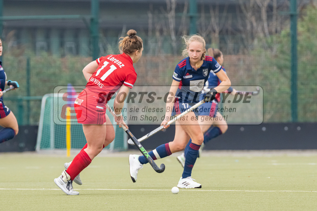 HK_20230416_107050 | 1. Bundesliga Damen Düsseldorfer HC - Rot-Weiss Köln am 16.4.2023 DHC Düsseldorf, Düsseldorf , Nike Lorenz ( Rot-Weiss Köln #11 ) , Lisa Nolte ( Düsseldorfer HC #17 )