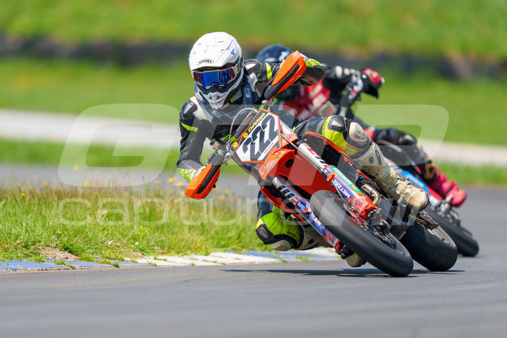 G-Cup + Supermoto Staatsmeisterschaft + Hungarian Supermoto Championship | GRIPcapture steht für authentische Sportfotografie in Österreich – für Momente, die mehr sind als Geschwindigkeit oder Ergebnis. Es geht um Emotion, Spannung, Fokus und den Augenblick, der oft nur einen Wimpernschlag dauert.Ob Motorsport, Teamsport oder 