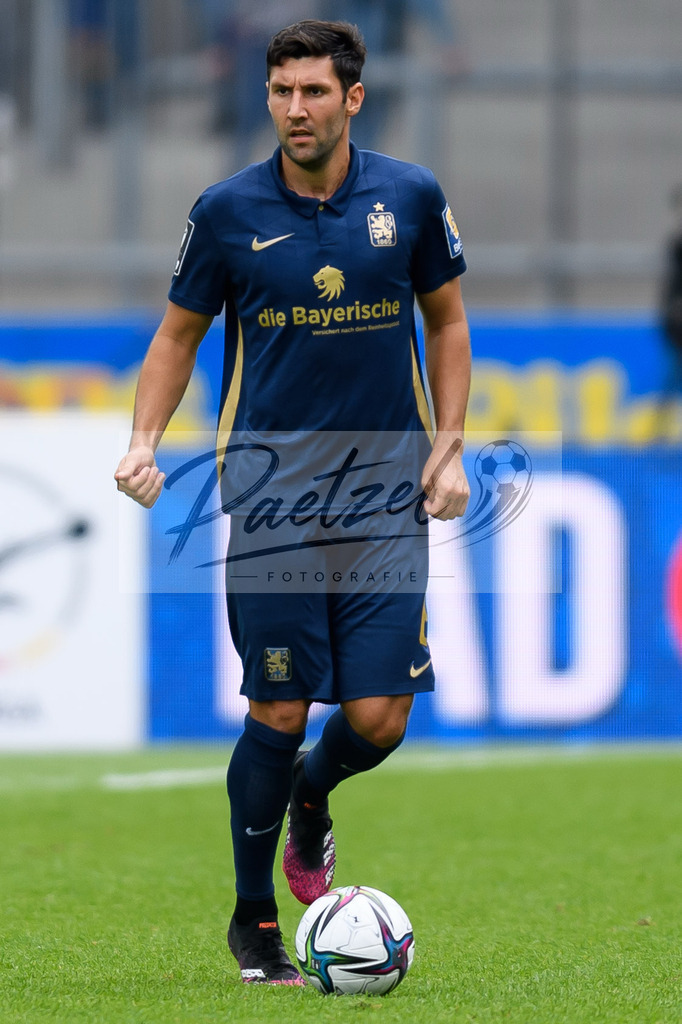 EBSTSV20210828_200 | Fussball, Herren: Stephan Salger (TSV 1860 Muenchen) in Aktion, am Ball, Einzelaktion beim Spiel der 3. Liga zwischen Eintracht Braunschweig und TSV 1860 Muenchen im Eintracht-Stadion am 28.08.2021 in Braunschweig, Deutschland.DFB / DFL REGULATIONS PROHIBIT ANY USE OF PHOTOGRAPHS AS IMAGE SEQUENCES AND/OR QUASI-VIDEO. - Realisiert mit Pictrs.com