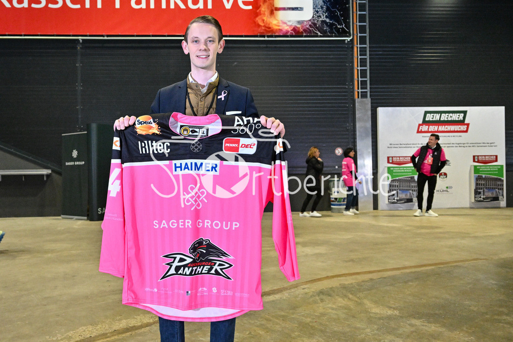 Augsburger Panther - Straubing Tigers | Die Sager Group praesentiert das Sondertrikot zum Heimspiel gegen Straubing / Brustkrebs / Charity Event / Sager im Bild GIDEONSAGER / DEL: Augsburger Panther - Straubing Tigers, Curt Frenzel Stadiom am 20.10.2024