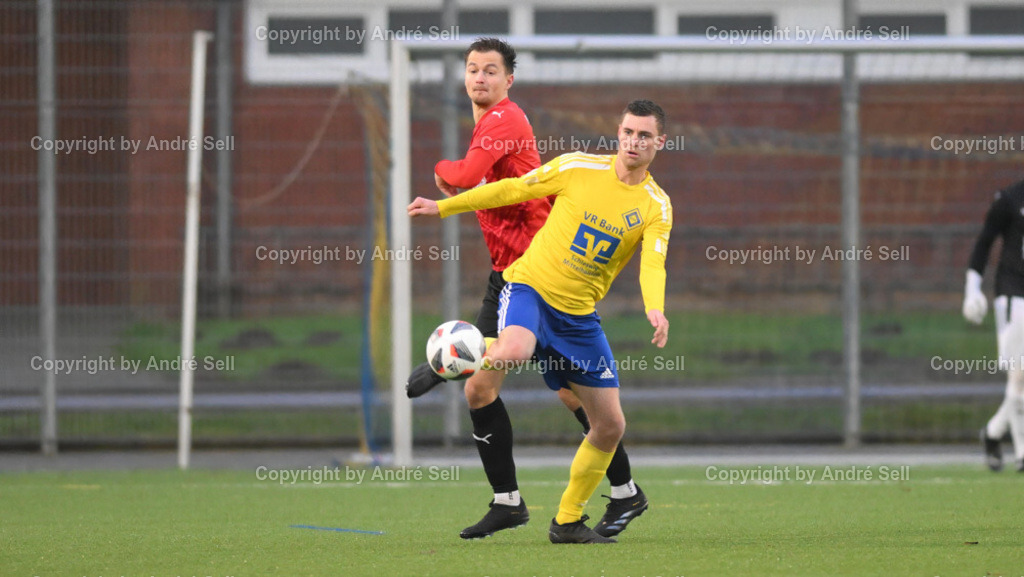 Osterrönfelder TSV vs SSG Rot-Schwarz Kiel | Felix Struck (OTSV #8) / Justus Kiewald (Kiel #4)Fußball-Landesliga Schleswig Männer 2024/2025 / Osterrönfelder TSV vs SSG Rot-Schwarz Kiel / Kunstrasenplatz / Osterrönfeld / 07.12.24 - Realisiert mit Pictrs.com