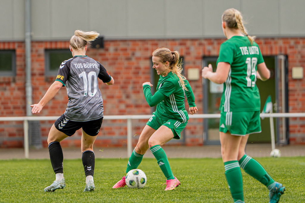 Fußball I Frauen I Saison 2025-2026 I Oberliga Niedersachsen I 19. Spieltag I TuS Lutten - TuS Büppel I 06128 | jns.sportfotos - Realisiert mit Pictrs.com