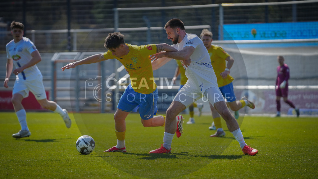 Fußball, Herren, Saison 2025/2026, Regionalliga Nordost, 29. Spieltag, FSV 63 Luckenwalde vs. FC Eilenburg, Samstag 11.04.2026, Werner-Seelenbinder-Stadion Luckenwalde, | Fußball, Herren, Saison 2025/2026, Regionalliga Nordost, 29. Spieltag, FSV 63 Luckenwalde vs. FC Eilenburg, Samstag 11.04.2026, Werner-Seelenbinder-Stadion Luckenwalde, Im Bild: Mike Bachmann (l. Luckenwalde) und Adrian Jarosch (r. Eilenburg) - Realisiert mit Pictrs.com