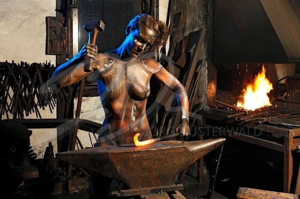 WorkingArt-SCHMIEDIN_4992b | #001 | Modell: Yvonne | Fa. Schmiede Brütt | Foto: Tschiponnique Skupin - Realisiert mit Pictrs.com