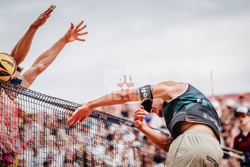 Beachvolleyball | Männer | Allianz German Beach Tour 2025 | Tourstop München | 06.07.2025 | Rechts Mathias Seiser beim Angriff gegen David Poniewaz