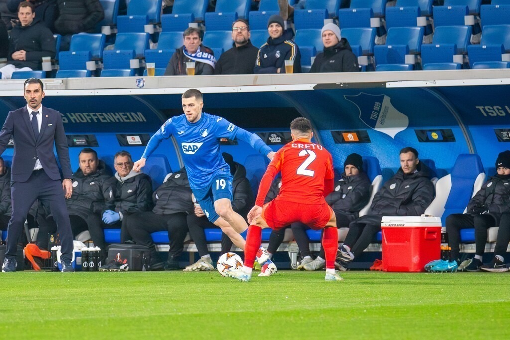 Fußball UEFA Europa League, Saison 2024/25, 6. Spieltag: TSG Hoffenheim gegen Steaua Bukarest. Am Ball: David Jurasek (19, Hoffenheim) | Fußball UEFA Europa League, Saison 2024/25, 6. Spieltag: TSG Hoffenheim gegen Steaua Bukarest. Am Ball: David Jurasek (19, Hoffenheim) - Realisiert mit Pictrs.com