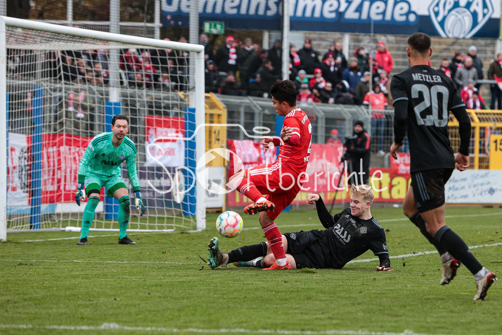 SV Vikoria Aschaffenburg - FC Bayern Amateure | Jan STEIN (SVVA #19) klaert vor Angelo BRUECKNER (FCB #2)