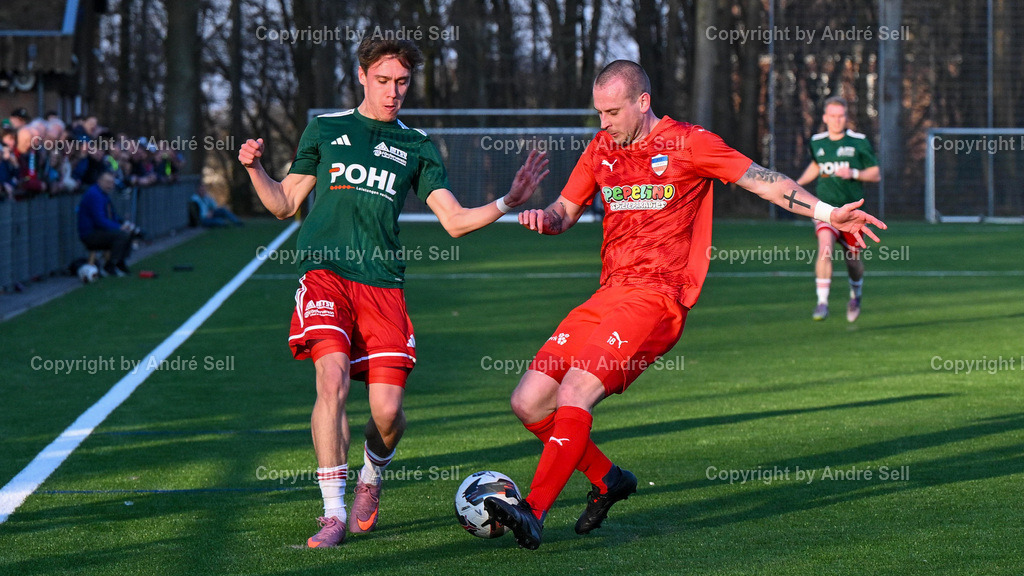 Inter Türkspor Kiel vs. MTSV Hohenwestedt | André Volkers (Inter #18) vs Rene Helmcke (MTSV #27) / Fußball-Oberliga Männer 2025/2026 / Inter Türkspor Kiel vs. MTSV Hohenwestedt / Hans-Mohr-Sportplatz / Kiel / 22.03.26 - Realisiert mit Pictrs.com