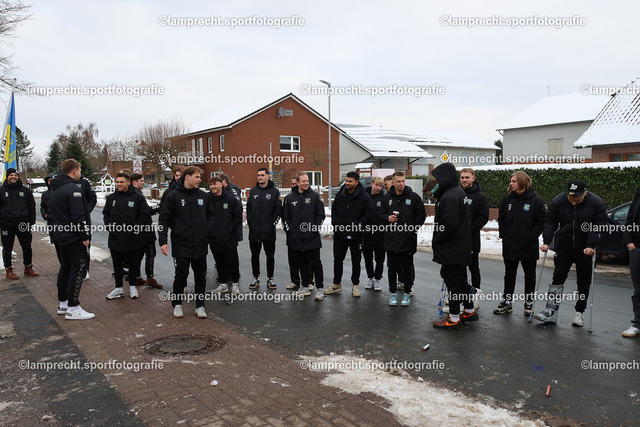 Fußball I Herren I Saison 2025-2026 I Hallenmasters Schleswig-Holstein 006 | Der SV Todesfelde beim Warm-Up Spaziergang durch das Dorf - Realisiert mit Pictrs.com