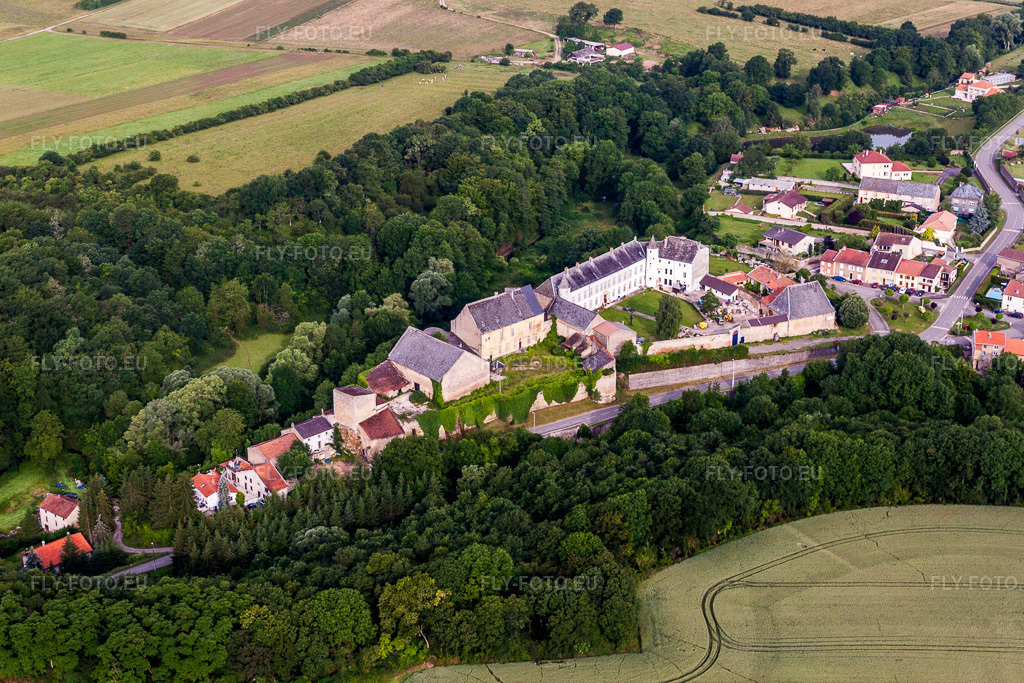 Vue aérienne: Le complexe castral de Roussy-le-bourg à Roussy-le-Village dans le département Moselle, France. Photo: IMG_50644.jpg prise le 24/06/2012 par Werner Riehm/FLY-FOTO.eu – Résolution de l'original: 4752 x 3168 px