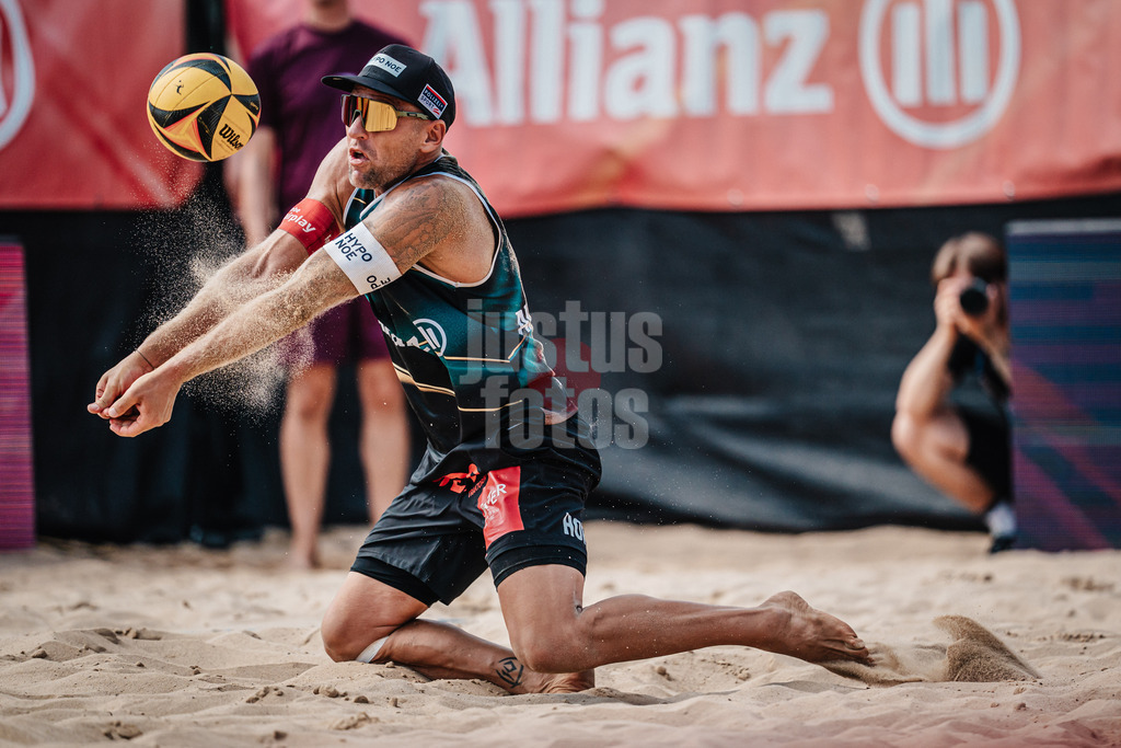 Beachvolleyball | Männer | Allianz German Beach Tour 2025 | Tourstop Berlin | 16.08.2025 | Alexander Horst spielt den Ball