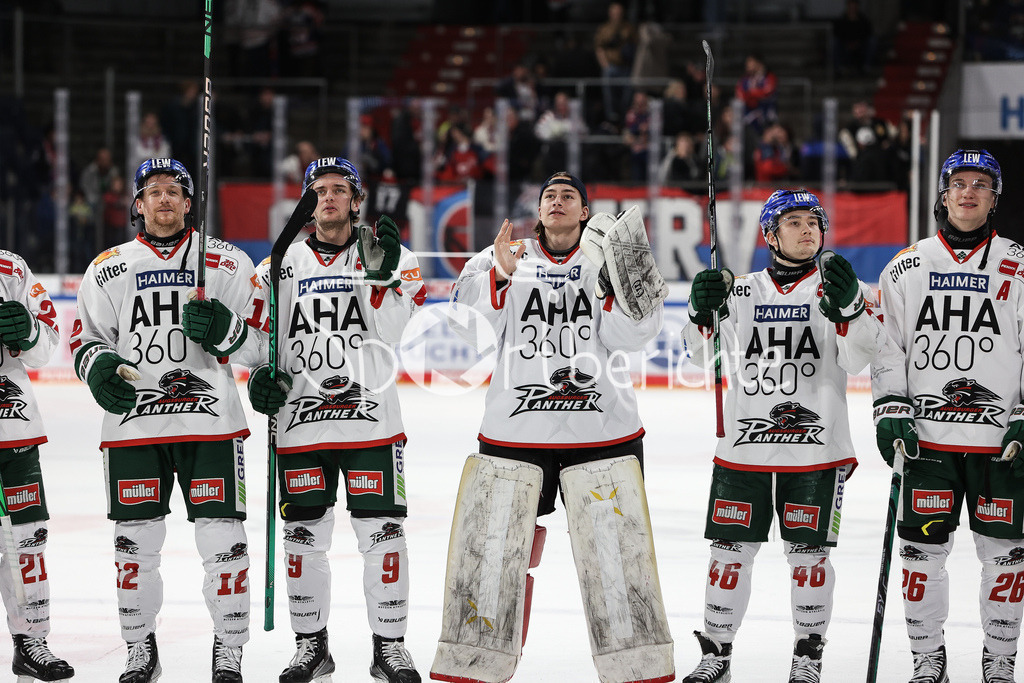 Nürnberg Ice Tigers - Augsburger Panther | Die Spieler der Augsburger Panther feiern zusammen mit den mitgereisten Fans den Sieg in Nürnberg / Jubel / Freude / Happy / Panther Ersatzkeeper Niklas GARSSINGER (AEV #30) / Mirko SACHER (AEV #12) / Justin VOLEK (AEV #9) / Moritz ELIAS (AEV #46) / Samuel SORAMIES (AEV #26)