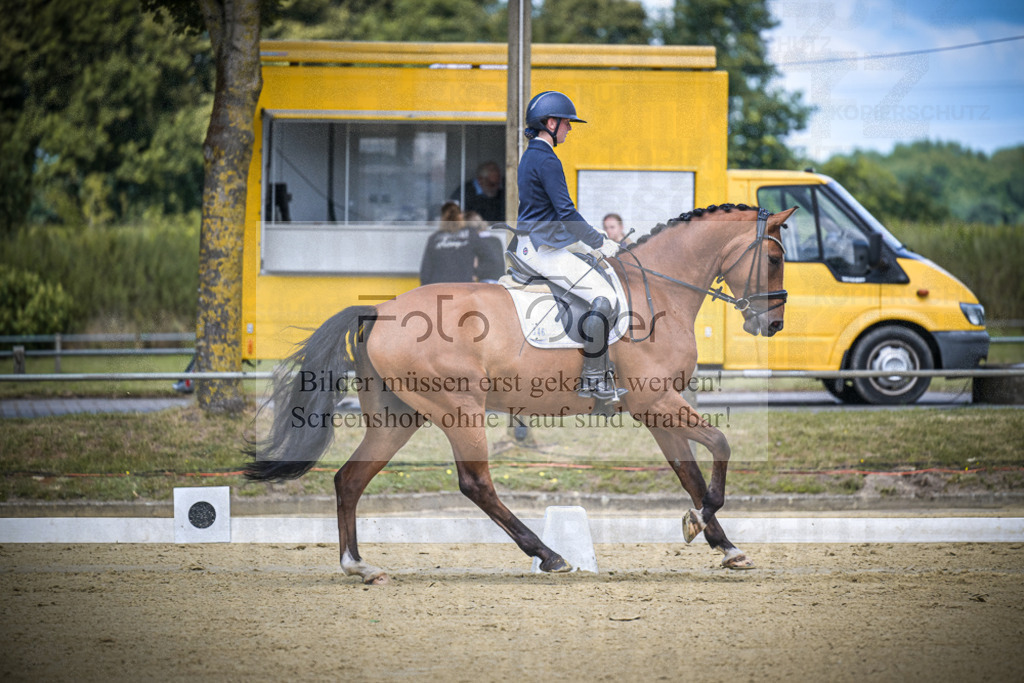 DOS_4044 | Entdecke hochwertige Reitturnierfotos von Foto Oger. Professionell, emotional und authentisch – jetzt Lieblingsmomente im Shop bestellen.Deutschlandweite Turnierfotografie. - Realisiert mit Pictrs.com