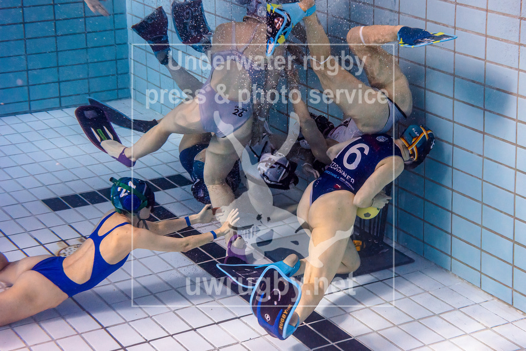 24. - 26.11.2023: Unterwasser-Rugby Champions Cup 2023  | Damen-Spiel um Platz 5:  Amager Uv-Rugby (Dänemark) in blau gegen UWRC Wien / Österreich in weiß. Klara Tetzscner Madsen (blau #16) veruscht den Ball neben der deckelnden Torwartin in das Tor zu drücken. - Realisiert mit Pictrs.com