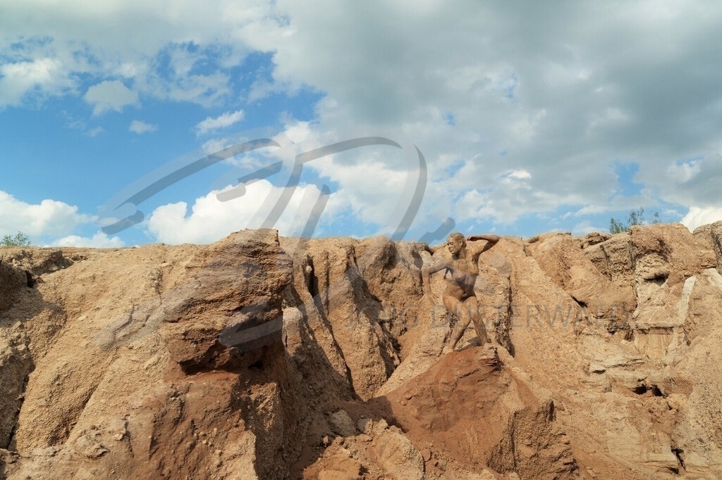 NatureArt-SANDBERGE_1009c1x | Posingmodell auf einem Sandhügel | #009 | Modell: Tatjana Heinz | Foto: Hendrik Penschuck - Realisiert mit Pictrs.com