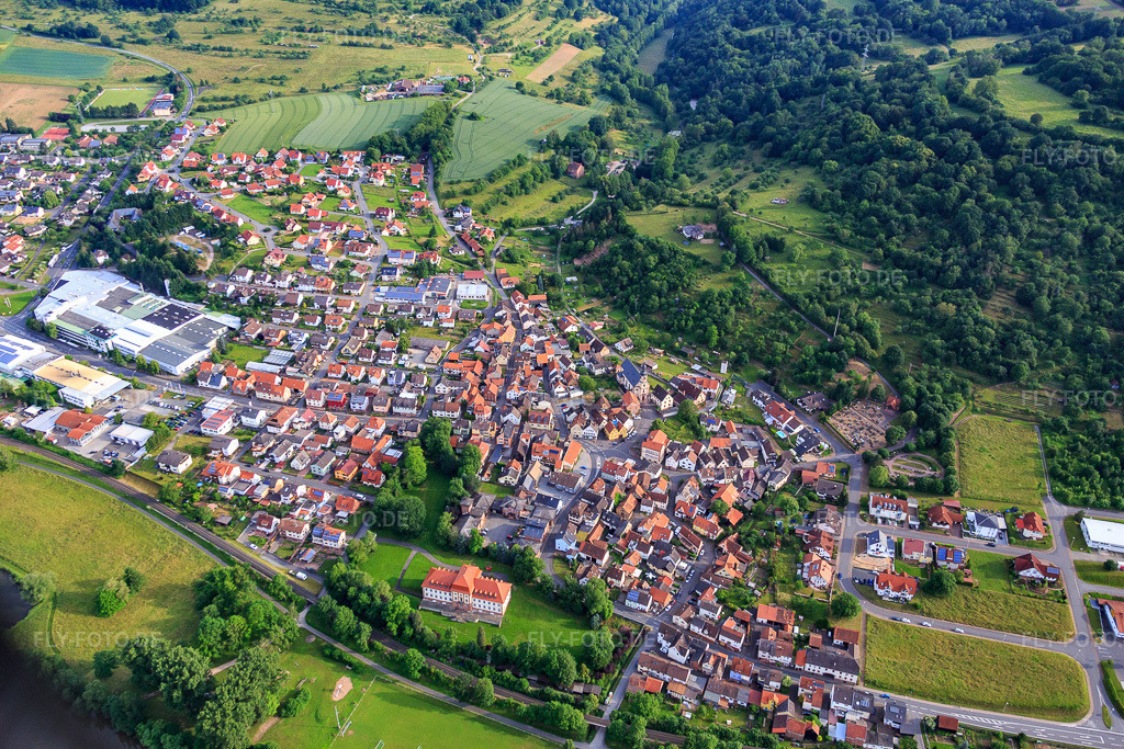 Luftbild: Schloß am Mainufer im Ortsteil Fechenbach in Collenberg im Bundesland Bayern in Deutschland. Foto: IMG_089656.jpg vom 11.06.2016 durch Werner Riehm/FLY-FOTO.de