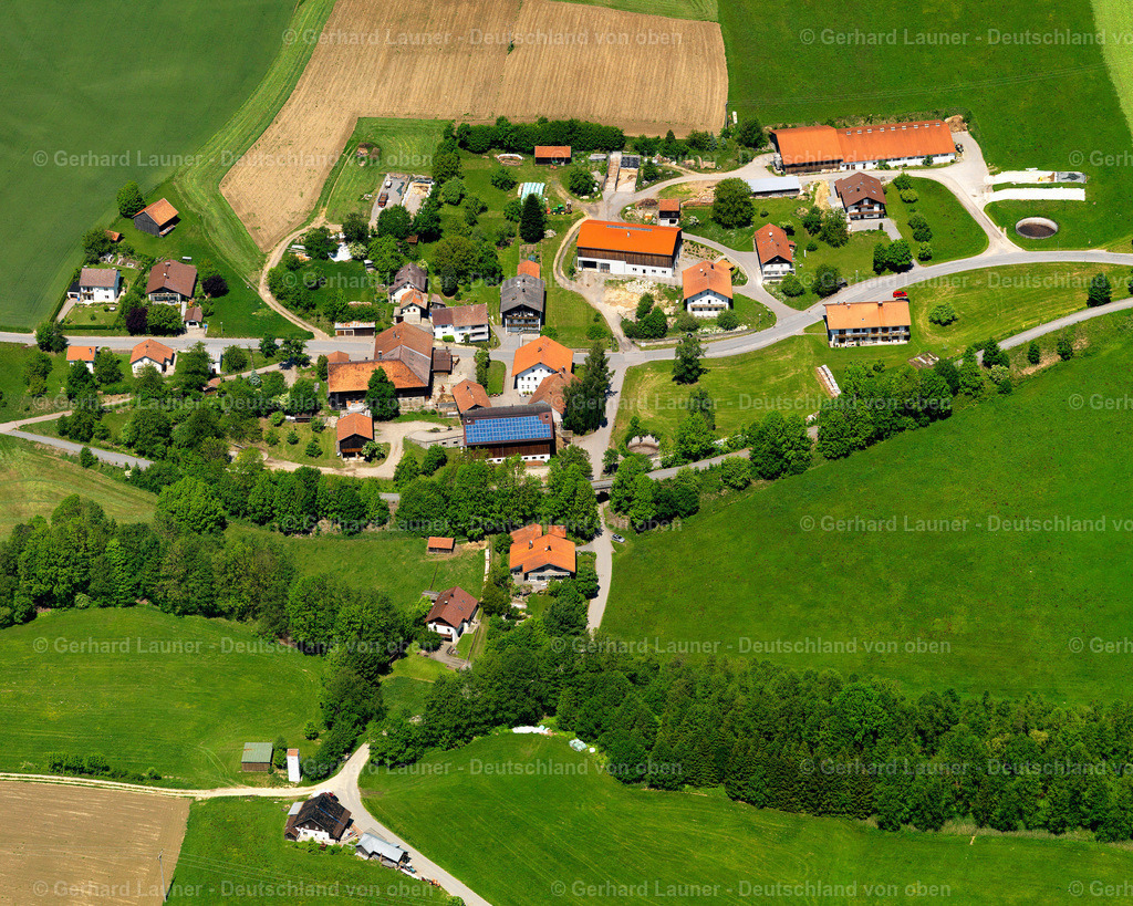 2724116 | POLLMANNSDORF 19.05.2007 Landwirtschaftliche Nutzflächen und Feldgrenzen  umsäumen das Siedlungsgebiet des Dorfes in Pollmannsdorf im Bundesland Bayern, Deutschland // Agricultural land and field boundaries surround the settlement area of the village  in Pollmannsdorf in the state Bavaria, Germany Foto: Gerhard Launer