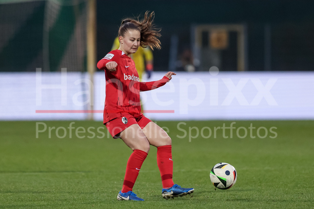 Fussball, Google Pixel Frauen-Bundesliga, SV Werder Bremen - SC Freiburg | v.li.: Annabel Schasching (SC Freiburg, 19) am Ball, Einzelbild, Ganzkörper, Aktion, Action, Spielszene, DIE DFB-RICHTLINIEN UNTERSAGEN JEGLICHE NUTZUNG VON FOTOS ALS SEQUENZBILDER UND/ODER VIDEOÄHNLICHE FOTOSTRECKEN. DFB REGULATIONS PROHIBIT ANY USE OF PHOTOGRAPHS AS IMAGE SEQUENCES AND/OR QUASI-VIDEO.