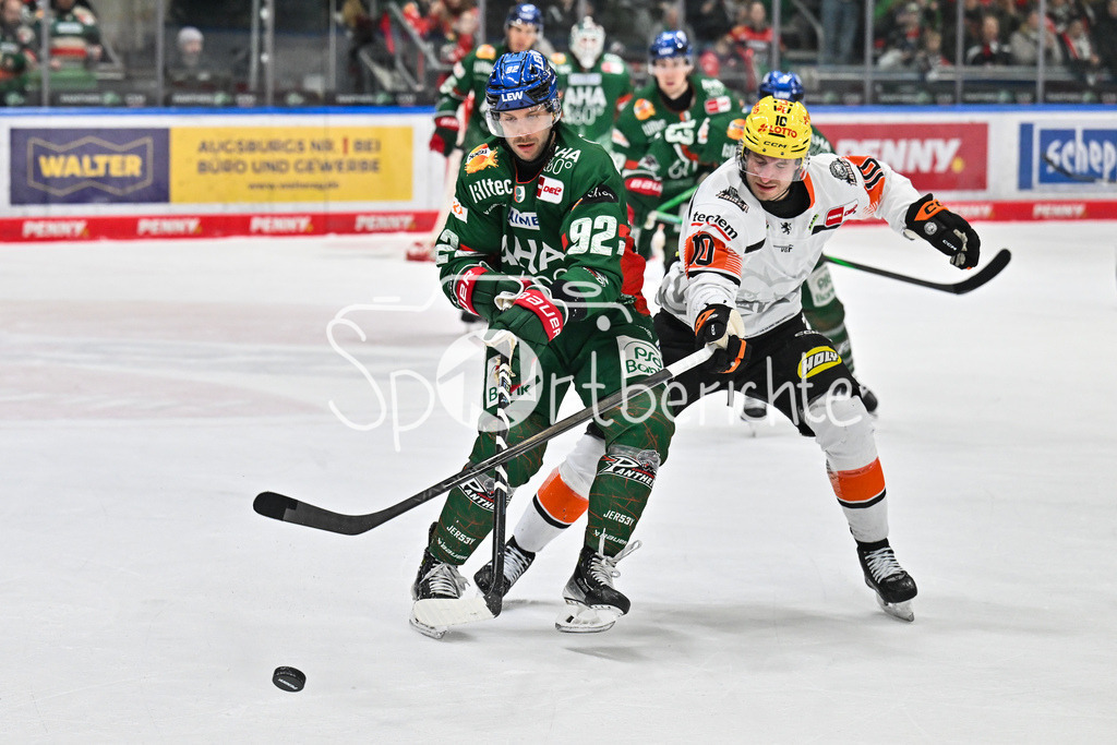 Augsburger Panther - Löwen Frankfurt | AUGSBURG, GERMANY - 16. JANUARY: im Duell Joseph CRAMAROSSA (Augsburger Panther 92) und Jakob LILJA (Löwen Frankfurt 10) während dem Match zwischen den Augsburger Panthern und den Löwen Frankfurt am 40. Spieltag der penny DEL im Curt Frenzel Stadion