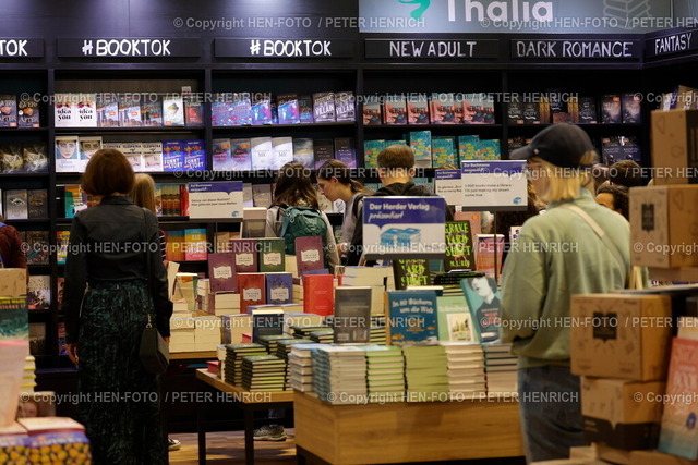 76. Frankfurter Buchmesse Impressionen | 18.10.2024 Heute ab 14 Uhr für alle geöffnet 76. Buchmesse Frankfurt Halle 1.2 New Adults hier THALIA Bücherstand (Foto: Peter Henrich) - Realisiert mit Pictrs.com