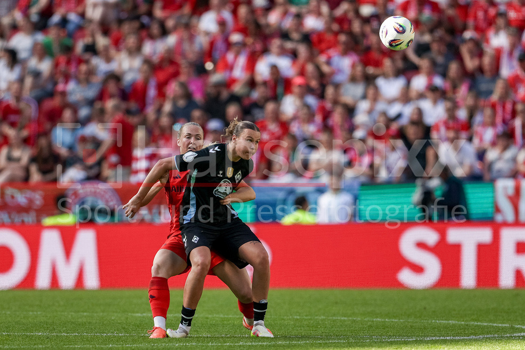 Fussball, DFB-Pokal Finale Frauen, FC Bayern München - SV Werder Bremen | v.li.: Magdalena Eriksson (FC Bayern München, 5) und Larissa Mühlhaus (SV Werder Bremen, 7) im Zweikampf, Duell, Dynamik, Aktion, Action, Spielszene, DIE DFB-RICHTLINIEN UNTERSAGEN JEGLICHE NUTZUNG VON FOTOS ALS SEQUENZBILDER UND/ODER VIDEOÄHNLICHE FOTOSTRECKEN. DFB REGULATIONS PROHIBIT ANY USE OF PHOTOGRAPHS AS IMAGE SEQUENCES AND/OR QUASI-VIDEO.
