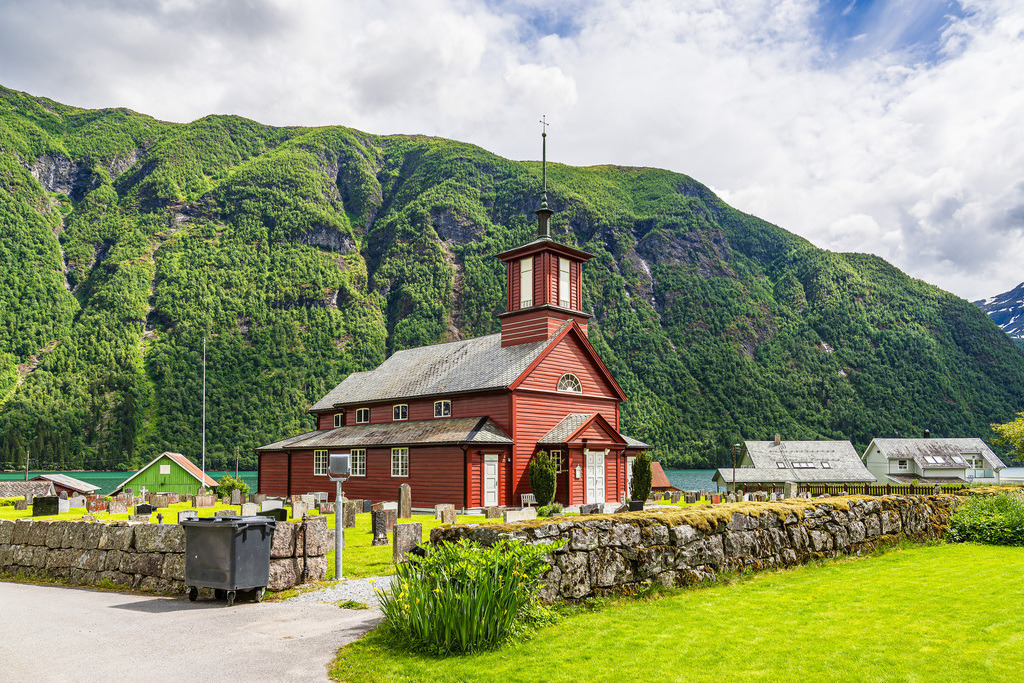 Kirche und Häuser in Fjærland in Norwegen | Kirche und Häuser in Fjærland in Norwegen.