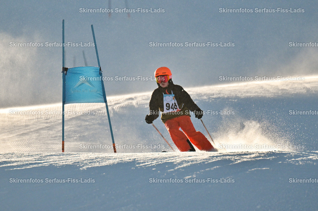 SRF_25.12.2025_0382 | Skirennfotos,Serfaus,Fiss,Ladis,Kinderskirennen,Winter,Tirol,Oberland,skirace,SFL,feelfree,weil wir's genießen,ski,Ski,skifahren,Sonnenplateau, - Realisiert mit Pictrs.com